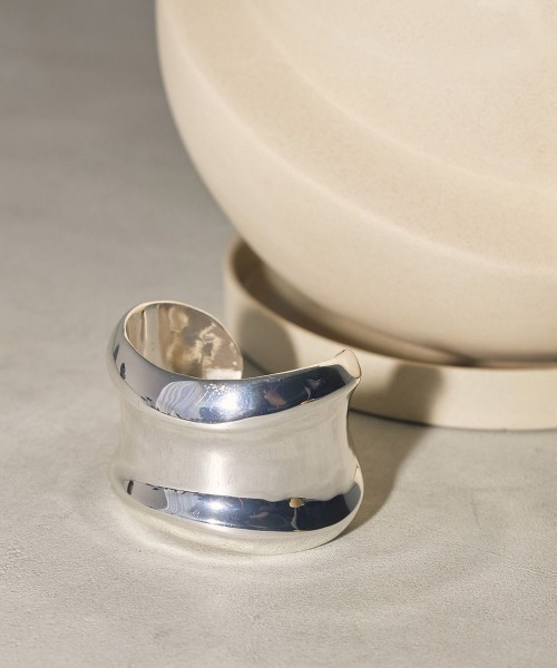 TODAYFUL(トゥデイフル)の「TODAYFUL Nuance Wide Cuff ニュアンスワイドカフ/12990903(バングル/リストバンド・レディース・シルバー・ONE SIZE)」の18枚目の写真