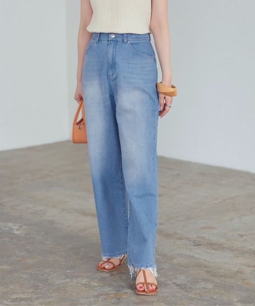 titivate（ティティベイト）の「カットオフワイドデニムパンツ（デニムパンツ・レディース・ライトブルー/オフホワイト/ブルー・S/M/L）」の2枚目の写真