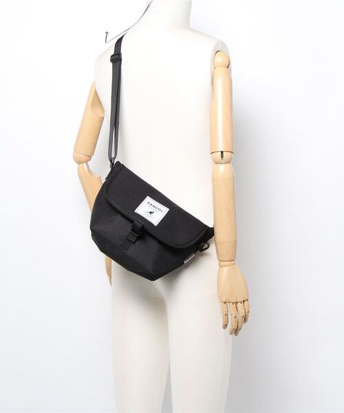 KANGOL（カンゴール）の「【 KANGOL / カンゴール 】 ワンバックルミニメッセンジャーバッグ（メッセンジャーバッグ・メンズ・ブラック/ベージュ/チャコールグレー×ブラック・FREE）」の5枚目の写真