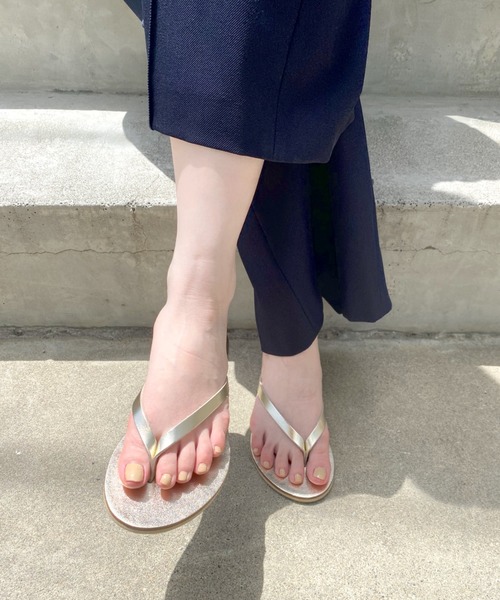 SHENERY（シーナリー）の「(NICOLAS LAINAS/ニコラスライナス)フラットサンダル（サンダル・レディース・シルバー/ゴールド・38/36/37）」の2枚目の写真