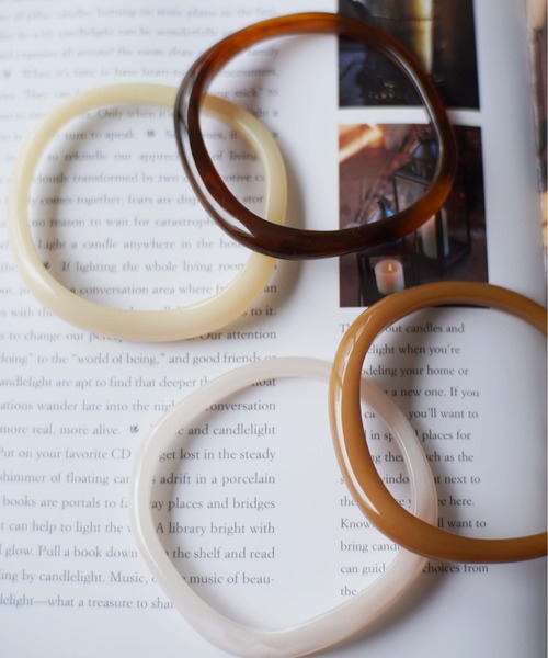 Port（ポート）の「ニュアンスカラー アクリル バングル（バングル/リストバンド・レディース・ブラウン/ライトブラウン/クリーム/ライトピンク・FREE）」の14枚目の写真