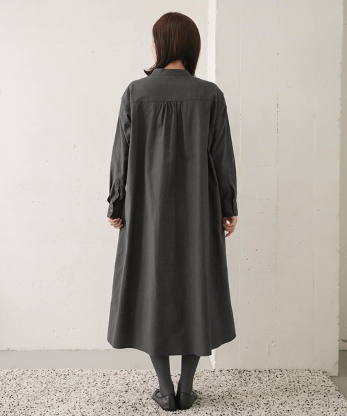 URBAN RESEARCH DOORS（アーバンリサーチドアーズ）の「コットンビエラ微起毛ワンピース（ワンピース・レディース・チャコールグレー/オフホワイト・ONE）」の17枚目の写真