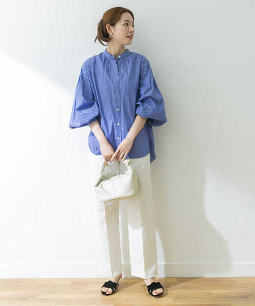 URBAN RESEARCH（アーバンリサーチ）の「ボリュームスリーブバンドカラーシャツ（シャツ/ブラウス・レディース・ホワイト/ネイビー/ストライプ・FREE）」の13枚目の写真