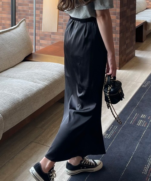 LAUIR(ラウアー)の「サテンライクマーメイドロングスカート(スカート・レディース・ブラック/グリーン/アイボリー/ゴールド系その他/ライラック・MEDIUM/LARGE)」の9枚目の写真