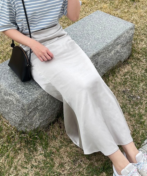 LAUIR(ラウアー)の「サテンライクマーメイドロングスカート(スカート・レディース・ブラック/グリーン/アイボリー/ゴールド系その他/ライラック・MEDIUM/LARGE)」の12枚目の写真