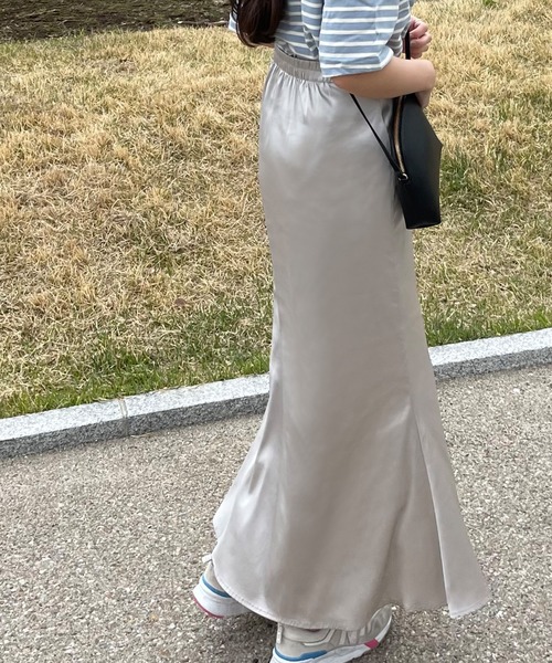 LAUIR(ラウアー)の「サテンライクマーメイドロングスカート(スカート・レディース・ブラック/グリーン/アイボリー/ゴールド系その他/ライラック・MEDIUM/LARGE)」の14枚目の写真