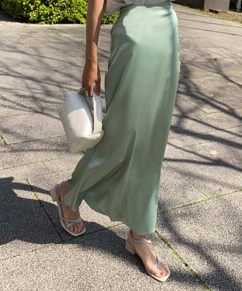 LAUIR(ラウアー)の「サテンライクマーメイドロングスカート(スカート・レディース・ブラック/グリーン/アイボリー/ゴールド系その他/ライラック・MEDIUM/LARGE)」の15枚目の写真