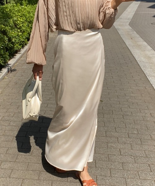 LAUIR(ラウアー)の「サテンライクマーメイドロングスカート(スカート・レディース・ブラック/グリーン/アイボリー/ゴールド系その他/ライラック・MEDIUM/LARGE)」の17枚目の写真