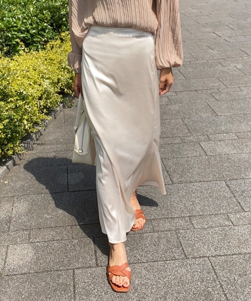 LAUIR(ラウアー)の「サテンライクマーメイドロングスカート(スカート・レディース・ブラック/グリーン/アイボリー/ゴールド系その他/ライラック・MEDIUM/LARGE)」の19枚目の写真