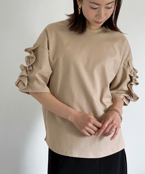ottilie(オティーリエ)の「袖フリルプルオーバー(Tシャツ/カットソー・レディース・ブラック/ベージュ/オフホワイト・FREE)」の1枚目の写真