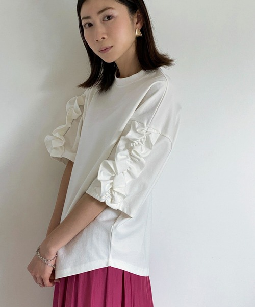 ottilie(オティーリエ)の「袖フリルプルオーバー(Tシャツ/カットソー・レディース・ブラック/ベージュ/オフホワイト・FREE)」の2枚目の写真