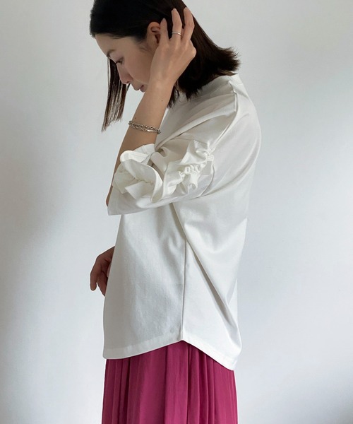 ottilie(オティーリエ)の「袖フリルプルオーバー(Tシャツ/カットソー・レディース・ブラック/ベージュ/オフホワイト・FREE)」の8枚目の写真