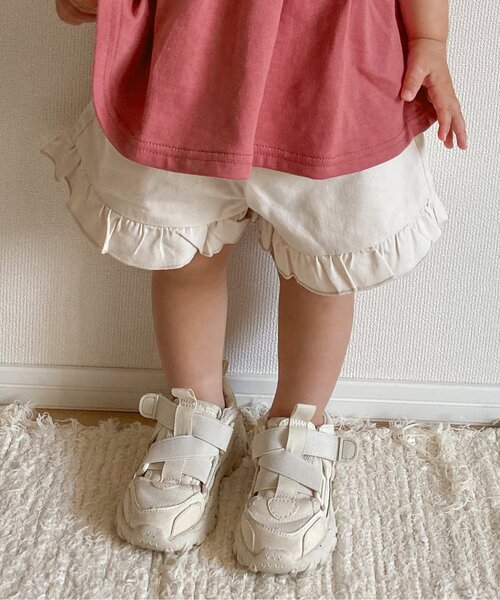 apres les cours（アプレレクール）の「WEB限定 フレアフリルショートパンツ（その他パンツ・キッズ・インディゴブルー/アイボリー/パープル/カーキ/マスタード・100/110/120/140/130/80/90）」の2枚目の写真