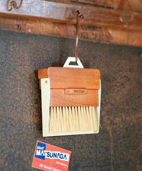 DULTON（ダルトン）の「DUSTPAN AND BRUSH/ほうき&ちりとりセット（掃除グッズ・メンズ・レッド/アイボリー/シルバー・FREE）」の2枚目の写真