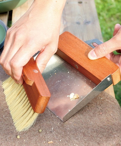 DULTON（ダルトン）の「DUSTPAN AND BRUSH/ほうき&ちりとりセット（掃除グッズ・メンズ・レッド/アイボリー/シルバー・FREE）」の7枚目の写真