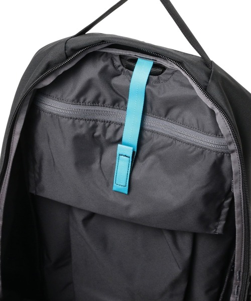 ARC'TERYX(アークテリクス)の「ARC’TERYX / MANTIS 26 BACKPACK(バックパック/リュック・レディース・ブラック/ブラック系その他4/ベージュ/チャコールグレー・ONE SIZE)」の8枚目の写真
