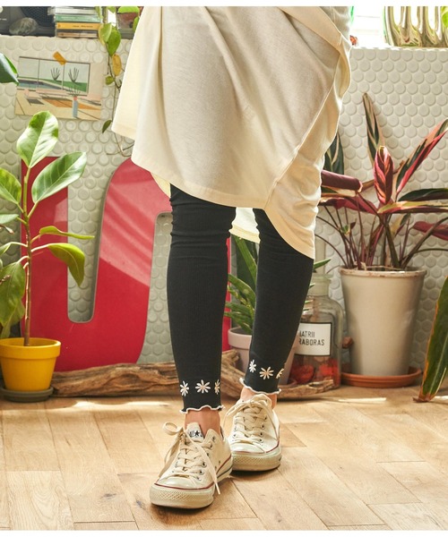 anap mimpi（アナップミンピ）の「裾メロウフラワー刺繍リブレギンス（レギンス/スパッツ・レディース・ブラック/グレー・FREE）」の5枚目の写真