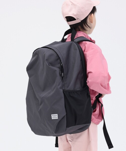 ARCH & LINE(アーチアンドライン)の「ARCH&LINE:エッグ バッグ メガ 30L(バックパック/リュック・キッズ・チャコールグレー/ブラック/カーキ・ONE SIZE)」の3枚目の写真