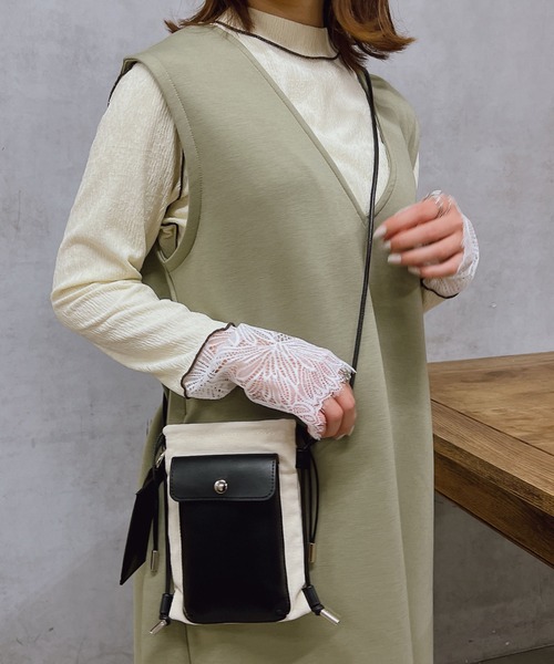 cache cache(カシュ カシュ)の「cachecache(カシュカシュ)スマホ雑材ミニショルダー(ショルダーバッグ・レディース・ブラック/ベージュ/グリーン・FREE)」の1枚目の写真