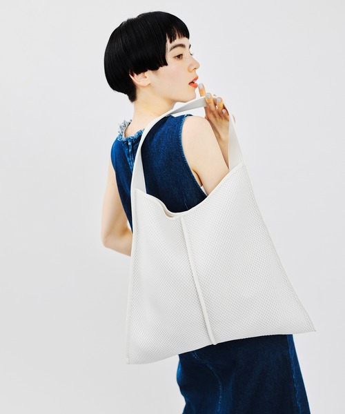 ADAM ET ROPE'（アダムエロペ）の「【A4対応】メッシュワンハンドルバッグ（ハンドバッグ・レディース・オレンジ/ホワイト/ブラック・FREE）」の2枚目の写真