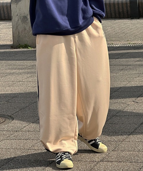 kutir（クティール）の「裾絞りサイドライントラックパンツ