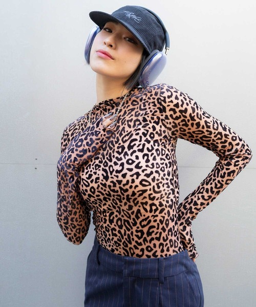 ANNA SUI NYC(アナ スイ エヌ ワイ シー)の「ANNA SUI NYC ベロア風 レオパード トップス 【SP】(Tシャツ/カットソー・レディース・ブラック/ブラウン・FREE)」の1枚目の写真