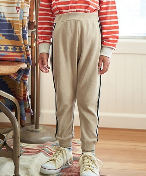 b・ROOM（ビールーム）の「【エニウェアシリーズ】サイドラインテーパードパンツ（その他パンツ・キッズ・モスグリーン/ベージュ/シルバーグレー/ダークパープル/ブラック/グレイッシュブルー・130cm/110cm/100cm/140cm/120cm）」の3枚目の写真