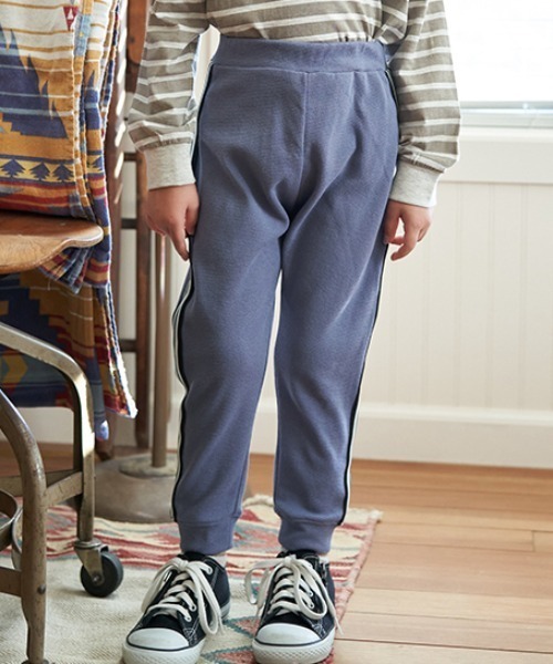 b・ROOM（ビールーム）の「【エニウェアシリーズ】サイドラインテーパードパンツ（その他パンツ・キッズ・モスグリーン/ベージュ/シルバーグレー/ダークパープル/ブラック/グレイッシュブルー・130cm/110cm/100cm/140cm/120cm）」の5枚目の写真