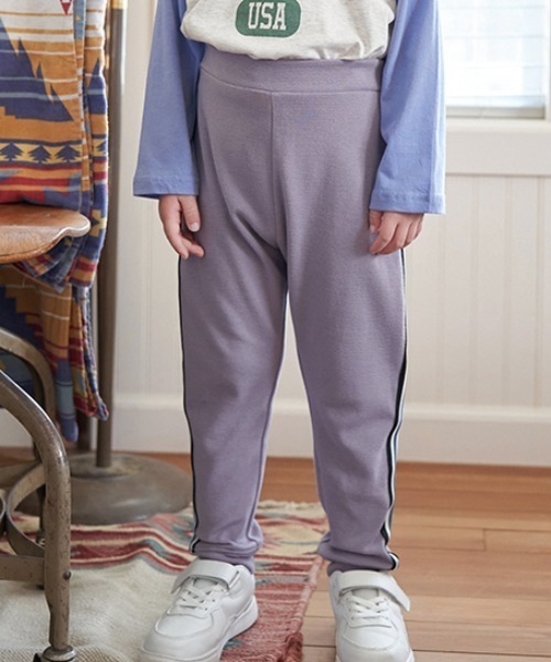 b・ROOM（ビールーム）の「【エニウェアシリーズ】サイドラインテーパードパンツ（その他パンツ・キッズ・モスグリーン/ベージュ/シルバーグレー/ダークパープル/ブラック/グレイッシュブルー・130cm/110cm/100cm/140cm/120cm）」の6枚目の写真