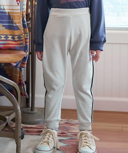 b・ROOM（ビールーム）の「【エニウェアシリーズ】サイドラインテーパードパンツ（その他パンツ・キッズ・モスグリーン/ベージュ/シルバーグレー/ダークパープル/ブラック/グレイッシュブルー・130cm/110cm/100cm/140cm/120cm）」の2枚目の写真