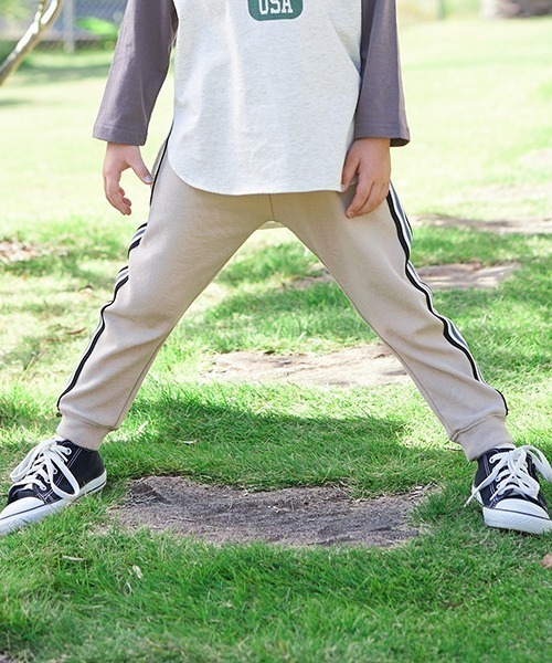 b・ROOM（ビールーム）の「【エニウェアシリーズ】サイドラインテーパードパンツ（その他パンツ・キッズ・モスグリーン/ベージュ/シルバーグレー/ダークパープル/ブラック/グレイッシュブルー・130cm/110cm/100cm/140cm/120cm）」の15枚目の写真