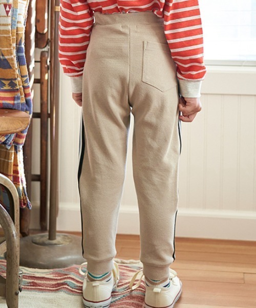 b・ROOM（ビールーム）の「【エニウェアシリーズ】サイドラインテーパードパンツ（その他パンツ・キッズ・モスグリーン/ベージュ/シルバーグレー/ダークパープル/ブラック/グレイッシュブルー・130cm/110cm/100cm/140cm/120cm）」の12枚目の写真