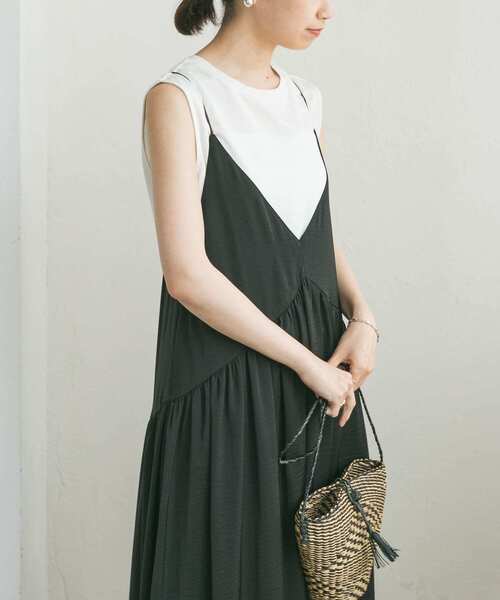 URBAN RESEARCH（アーバンリサーチ）の「Vネックギャザーキャミワンピース（ワンピース・レディース・グリーン系その他/ブラック/ベージュ系その他・FREE）」の13枚目の写真