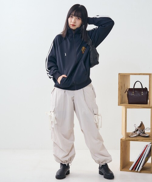 PUBLUX（パブリュクス）の「EASTBOY × PUBLUX/イーストボーイ ワッペン付き袖ラインジャージ　限定展開（ブルゾン・レディース・オフホワイト/ダークネイビー・ﾌﾘ-）」の8枚目の写真