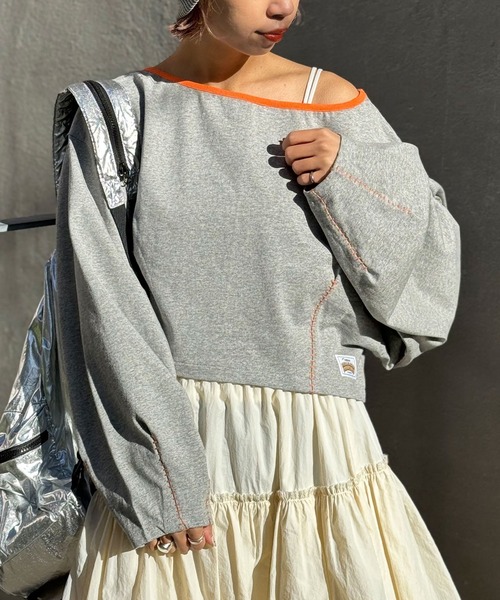 HELLO.SANFRANCISCO（ハローサンフランシスコ）の「【HELLO.SANFRANCISCO/ハローサンフランシスコ】ステッチ刺繍オフショルクロップドTEE（Tシャツ/カットソー・レディース・グレー/オフホワイト/ライム・FREE）」の3枚目の写真