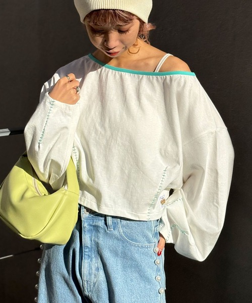 HELLO.SANFRANCISCO（ハローサンフランシスコ）の「【HELLO.SANFRANCISCO/ハローサンフランシスコ】ステッチ刺繍オフショルクロップドTEE（Tシャツ/カットソー・レディース・グレー/オフホワイト/ライム・FREE）」の7枚目の写真