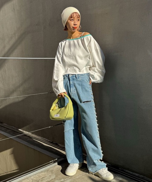 HELLO.SANFRANCISCO（ハローサンフランシスコ）の「【HELLO.SANFRANCISCO/ハローサンフランシスコ】ステッチ刺繍オフショルクロップドTEE（Tシャツ/カットソー・レディース・グレー/オフホワイト/ライム・FREE）」の4枚目の写真