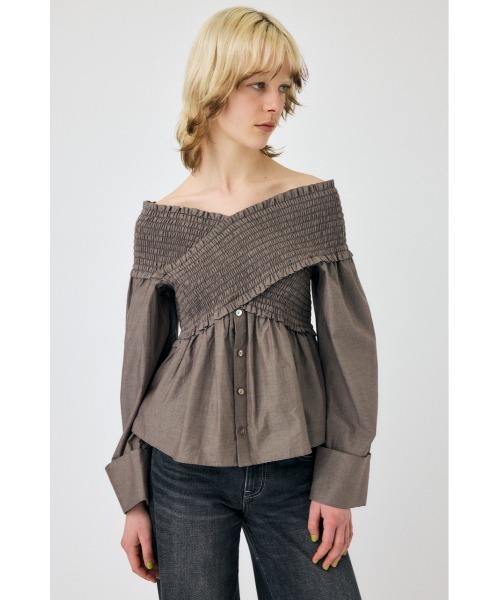 MOUSSY(マウジー)の「SHIRRING OFF SHOULDER シャツ(シャツ/ブラウス・レディース・ブラウン/ブラック/ライトピンク・FREE)」の2枚目の写真