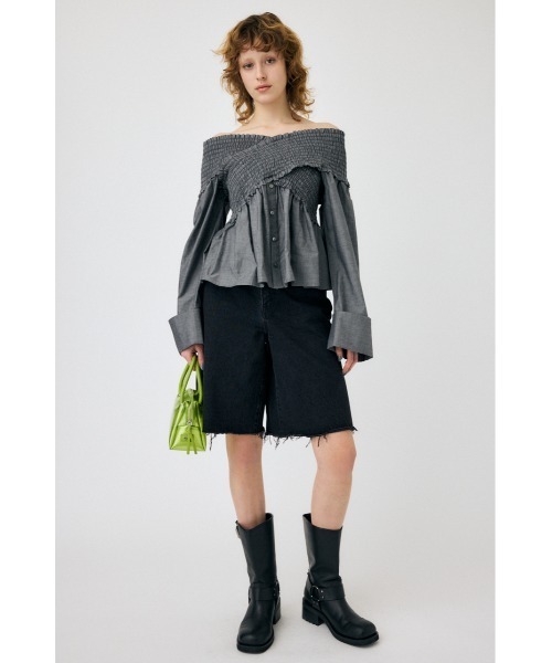 MOUSSY(マウジー)の「SHIRRING OFF SHOULDER シャツ(シャツ/ブラウス・レディース・ブラウン/ブラック/ライトピンク・FREE)」の4枚目の写真