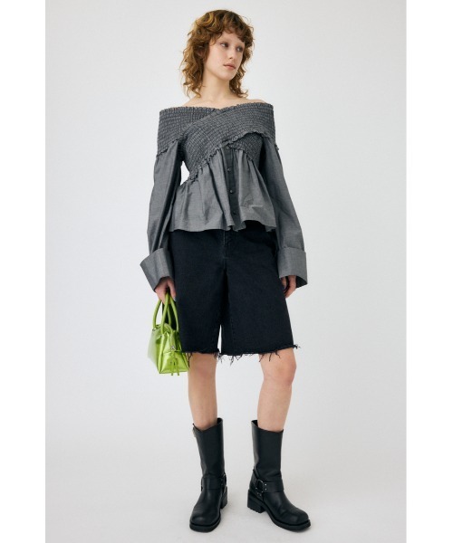 MOUSSY(マウジー)の「SHIRRING OFF SHOULDER シャツ(シャツ/ブラウス・レディース・ブラウン/ブラック/ライトピンク・FREE)」の6枚目の写真