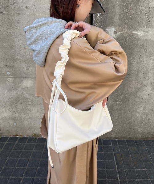 ISOOK(アイスー)の「【ISOOK / アイスー】2WAYギャザーハンドルバッグ / スクエアバッグ リボンバッグ ワンハンドル 大容量 ペットボトルが入る キレイめ ショルダーバッグ ZOZOTOWN限定(ショルダーバッグ・レディース・アイボリー/ブラック・FREE)」の2枚目の写真