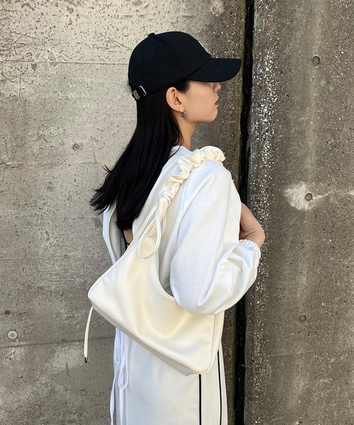 ISOOK(アイスー)の「【ISOOK / アイスー】2WAYギャザーハンドルバッグ / スクエアバッグ リボンバッグ ワンハンドル 大容量 ペットボトルが入る キレイめ ショルダーバッグ ZOZOTOWN限定(ショルダーバッグ・レディース・アイボリー/ブラック・FREE)」の4枚目の写真