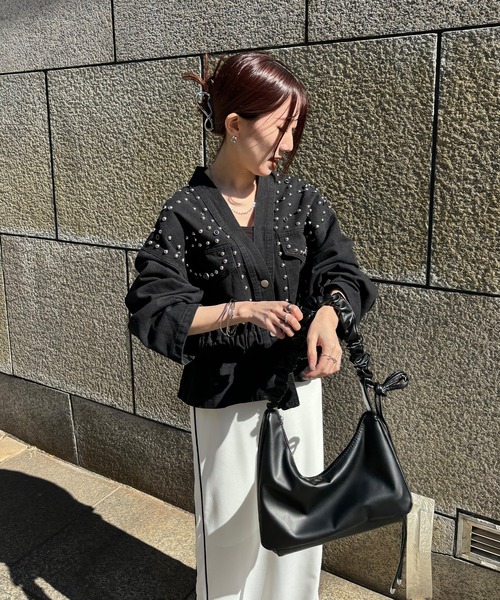 ISOOK(アイスー)の「【ISOOK / アイスー】2WAYギャザーハンドルバッグ / スクエアバッグ リボンバッグ ワンハンドル 大容量 ペットボトルが入る キレイめ ショルダーバッグ ZOZOTOWN限定(ショルダーバッグ・レディース・アイボリー/ブラック・FREE)」の5枚目の写真