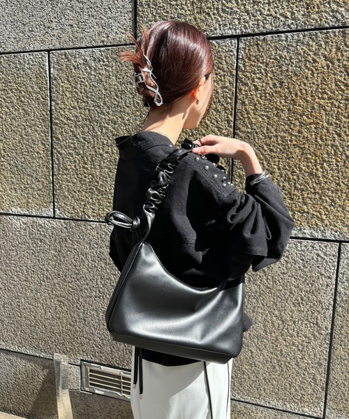 ISOOK(アイスー)の「【ISOOK / アイスー】2WAYギャザーハンドルバッグ / スクエアバッグ リボンバッグ ワンハンドル 大容量 ペットボトルが入る キレイめ ショルダーバッグ ZOZOTOWN限定(ショルダーバッグ・レディース・アイボリー/ブラック・FREE)」の7枚目の写真