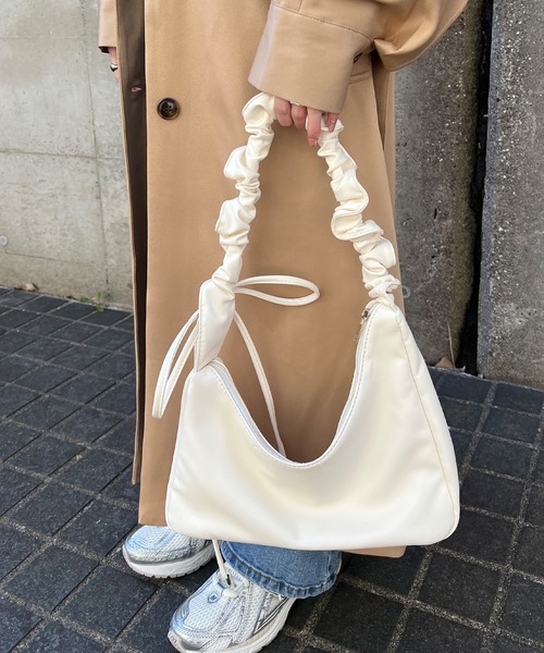 ISOOK(アイスー)の「【ISOOK / アイスー】2WAYギャザーハンドルバッグ / スクエアバッグ リボンバッグ ワンハンドル 大容量 ペットボトルが入る キレイめ ショルダーバッグ ZOZOTOWN限定(ショルダーバッグ・レディース・アイボリー/ブラック・FREE)」の8枚目の写真