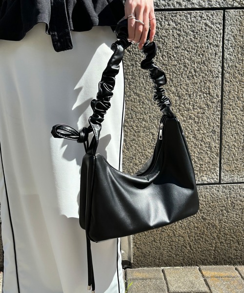 ISOOK(アイスー)の「【ISOOK / アイスー】2WAYギャザーハンドルバッグ / スクエアバッグ リボンバッグ ワンハンドル 大容量 ペットボトルが入る キレイめ ショルダーバッグ ZOZOTOWN限定(ショルダーバッグ・レディース・アイボリー/ブラック・FREE)」の9枚目の写真