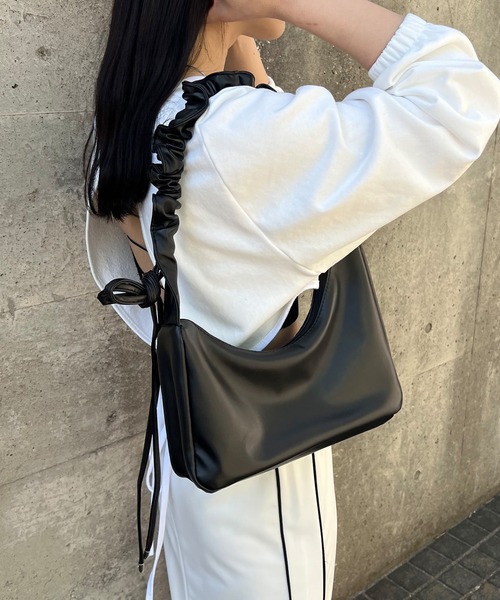 ISOOK(アイスー)の「【ISOOK / アイスー】2WAYギャザーハンドルバッグ / スクエアバッグ リボンバッグ ワンハンドル 大容量 ペットボトルが入る キレイめ ショルダーバッグ ZOZOTOWN限定(ショルダーバッグ・レディース・アイボリー/ブラック・FREE)」の15枚目の写真