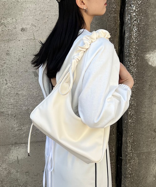 ISOOK(アイスー)の「【ISOOK / アイスー】2WAYギャザーハンドルバッグ / スクエアバッグ リボンバッグ ワンハンドル 大容量 ペットボトルが入る キレイめ ショルダーバッグ ZOZOTOWN限定(ショルダーバッグ・レディース・アイボリー/ブラック・FREE)」の16枚目の写真