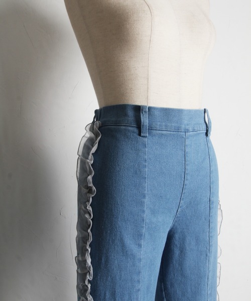tocco closet(トッコ クローゼット)の「【ZOZO限定】サイドオーガンジーフリルパンツ(デニムパンツ・レディース・ブラック/サックスブルー・M)」の18枚目の写真