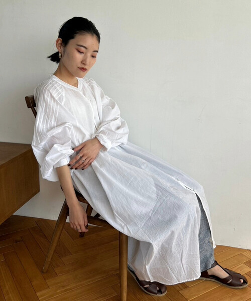 ONIGIRI（オニギリ）の「【 速乾 】綿100％ バンドカラー　ボリュームスリーブ シャツワンピース（シャツワンピース・レディース・マスタード/ブラウン/オフホワイト・FREE）」の2枚目の写真